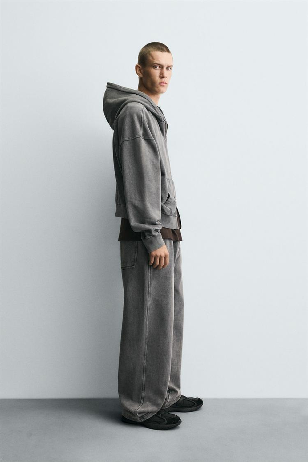 ZARA ТОЛСТОВКА С ЭФФЕКТОМ ПОТЕРТОСТИ С МОЛНИЕЙ, СЕРОВАТЫЙ