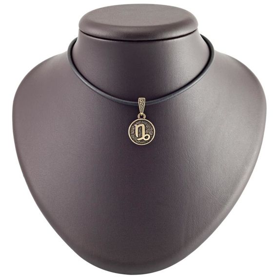 Фото подвески Дева изготовленной из бронзы на постаменте.