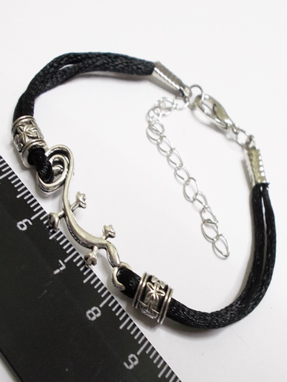 Браслет амулет на руку "Ящерица", красная, черная нить с застежкой.