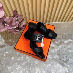 Женские сандалии Hermes Kute в черном цвете