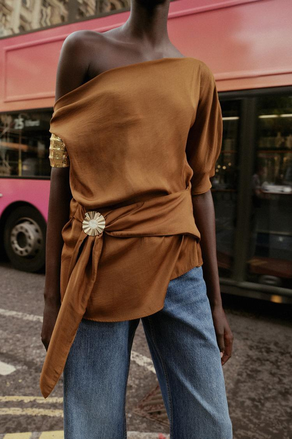 ZARA АТЛАСНЫЙ ТОП АСИММЕТРИЧНОГО КРОЯ С АППЛИКАЦИЕЙ, ТАБАЧНЫЙ