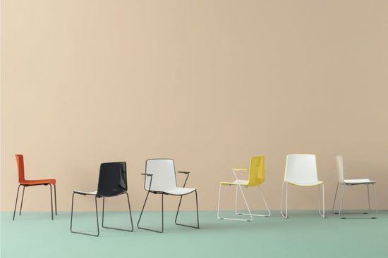 Стул пластиковый на полозьях Tweet