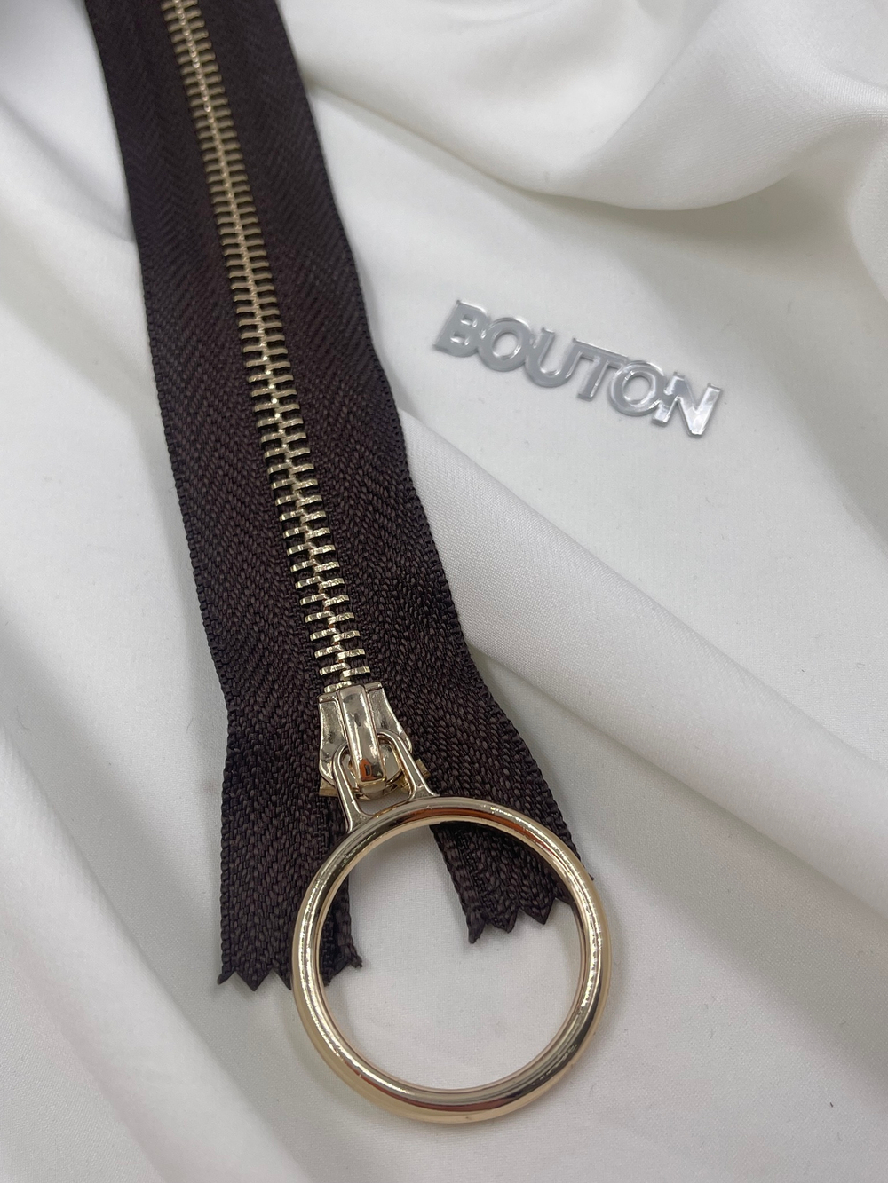 Молния темно-коричневая (темный шоколад ) с золотистым массивным кольцом