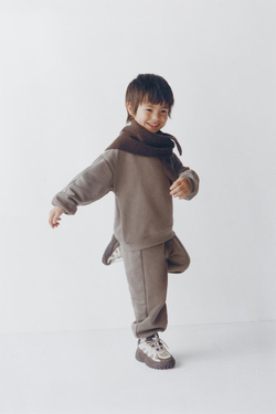 ZARA БАЗОВЫЙ КОМПЛЕКТ ТОЛСТОВКА И БРЮКИ-ДЖОГГЕРЫ С НАШИВКОЙ, СЕРОВАТО-КОРИЧНЕВЫЙ