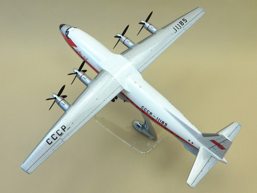 Модель самолета Ан-10А (М1:100, Аэрофлот СССР-11185) с шасси