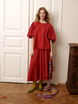 Блузка с рукавами-фонариками и капелькой на спине из вишневого батиста