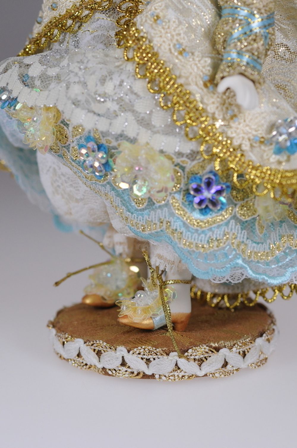 Маркиза - кукла на подставке