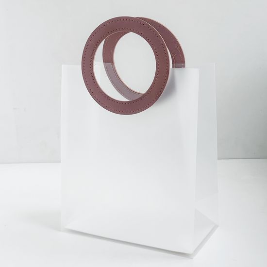 Подарочный пакет прозрачный с кожаными ручками , 22.5*20*10 см