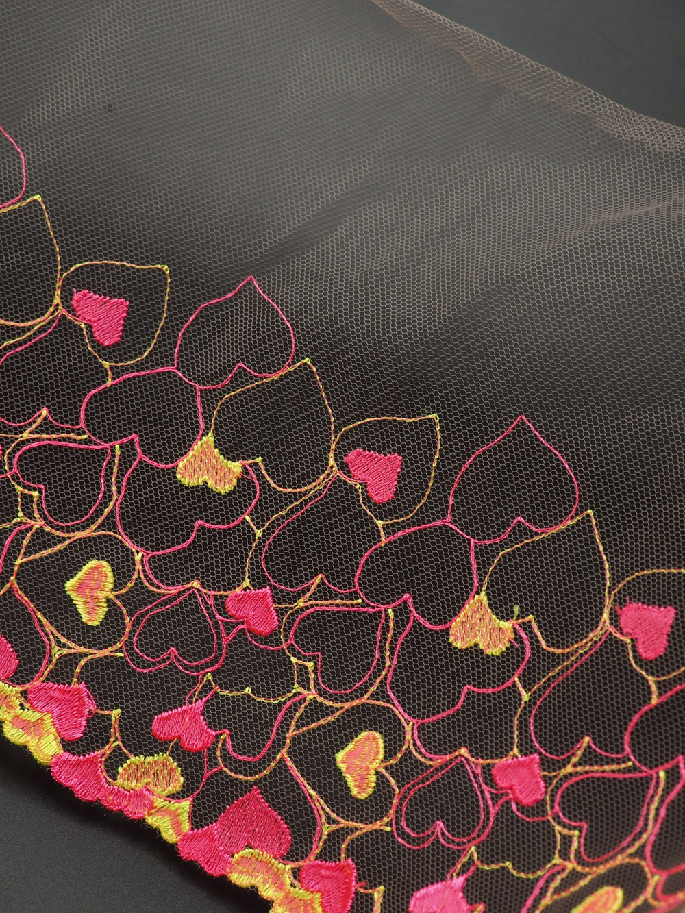 Вышивка на сетке телесная с неоновыми сердечками ширина 20 см ОТРЕЗЫ