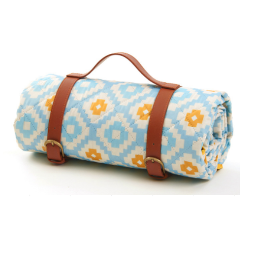 Покрывало на кожаном ремешке с принтом, светло голубое