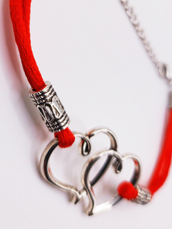 Красная нить от сглаза. Сердца