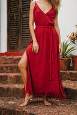 Длинное платье с V-образным вырезом (красное)