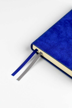 Ежедневник датированный 2026 ESCALADA, #ДУМАЙ КАК МИЛЛИАРДЕР, А6+, 176 л., арт. 70292/ 20 ТИВОЛИ ГЛОСС СИНИЙ (кожзам: 126x174 мм, твёрдый переплёт, запаянный край, материал обложки: искусственная кожа "Тиволи глосс"; декор: блинтовое тиснение; способ