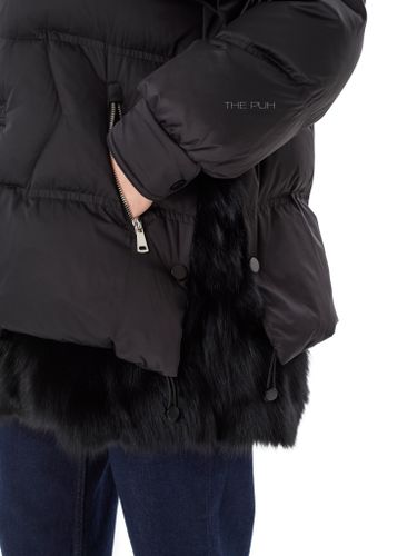 Черный пуховик с ремешками и меховыми вставками