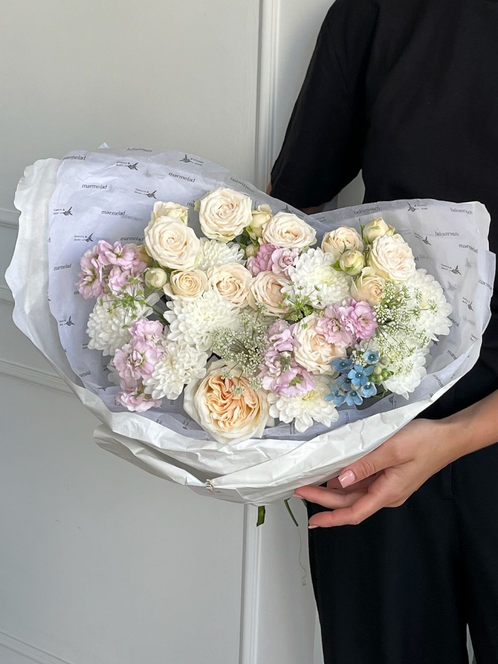 Букет из кустовых пионовидных роз, оксипеталума, маттиолы и амми