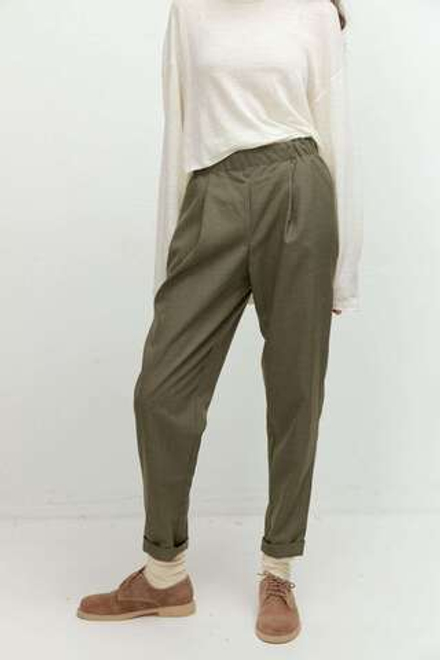 Брюки зауженные из серо-зеленой костюмной шерсти