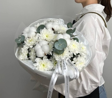 Круглый букет с кустовыми хризантемами и хлопком. Букет 1235
