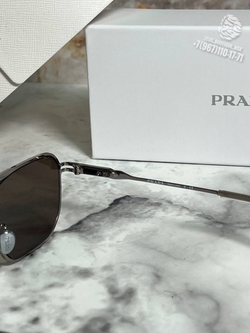 Солнечные очки Prada