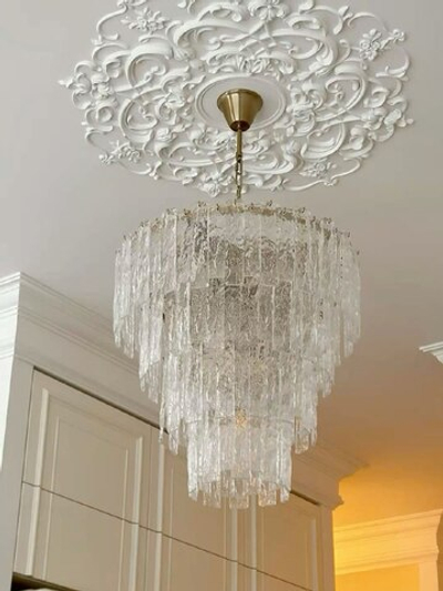 Элегантная люстра из рельефного стекла с многоярусным дизайном.