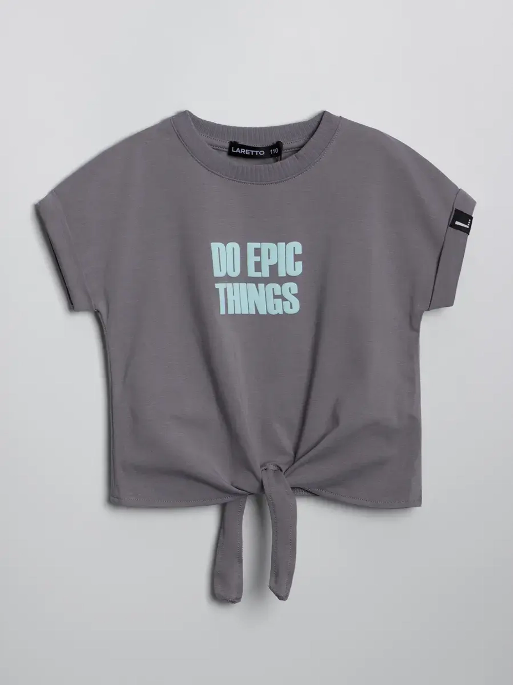 Серый костюм для девочки на лето