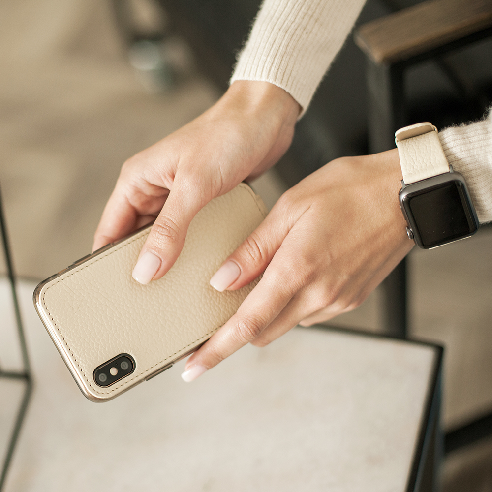 Чехол кожаный для iPhone X/XS молочного цвета