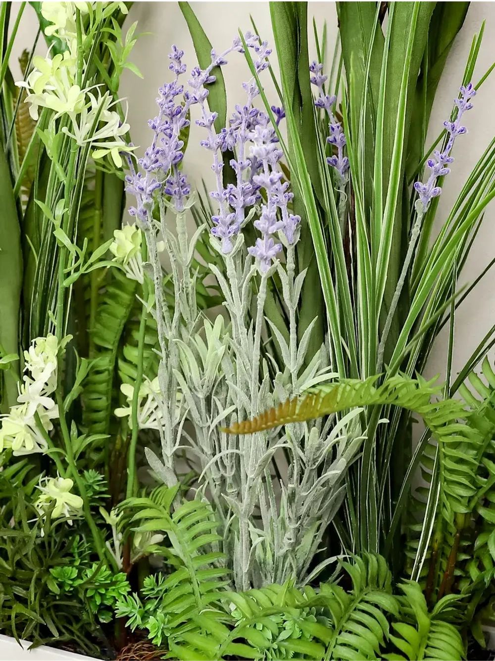 Напольная композиция из искусственных растений и цветов