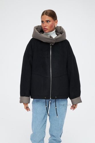 Черный комбинированный пуховик с серым капюшоном