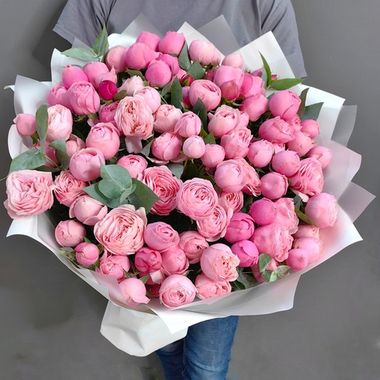 Букет из кустовых пионовидных роз сорта "Силва Пинк"