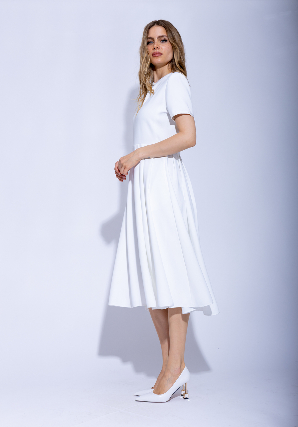 Женское белое летнее платье миди с коротким рукавом