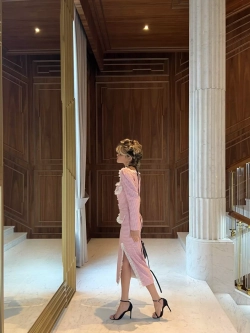 Укороченный жакет с вырезом "каре"