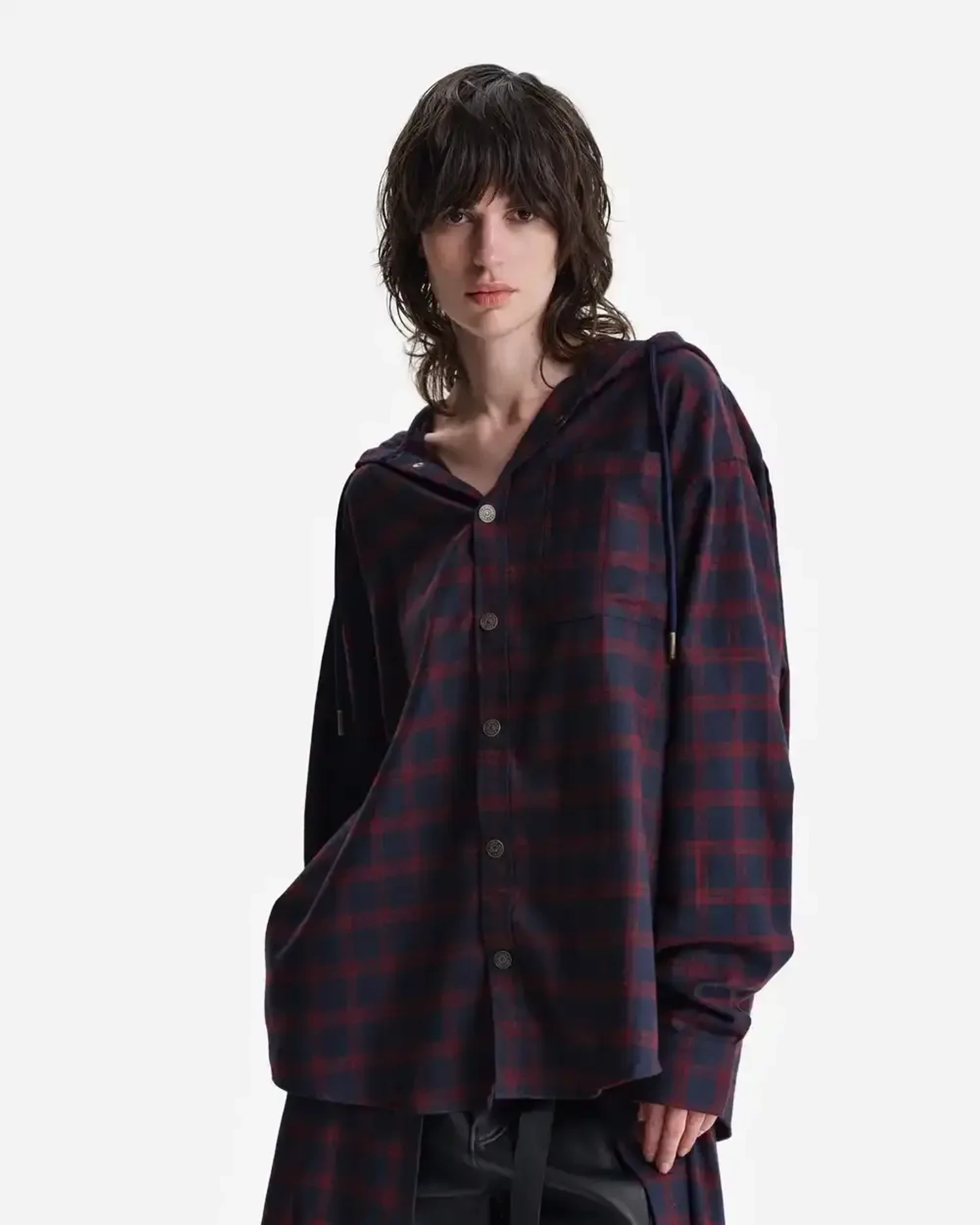 Рубашка из фланели с капюшоном в красно-синюю клетку