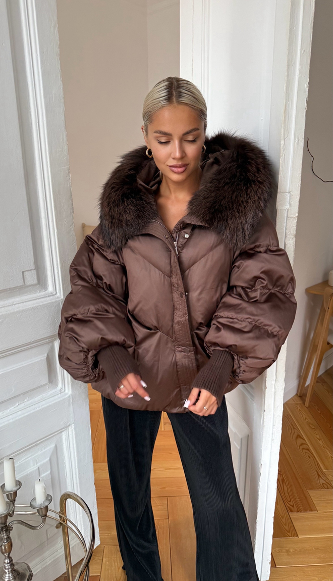 Пуховик оверсайз с натуральным мехом енота