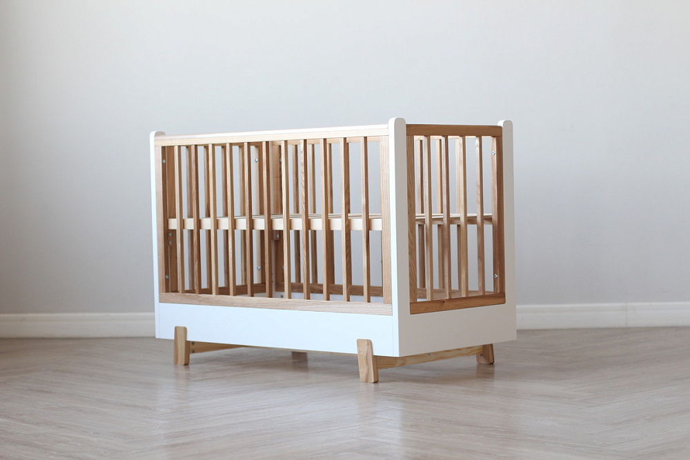 Детская кроватка Фабрика Облаков Onlybaby Scandi маятник продольный молочный, дерево