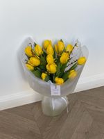 Букет из 15 желтых тюльпанов и форзиции
