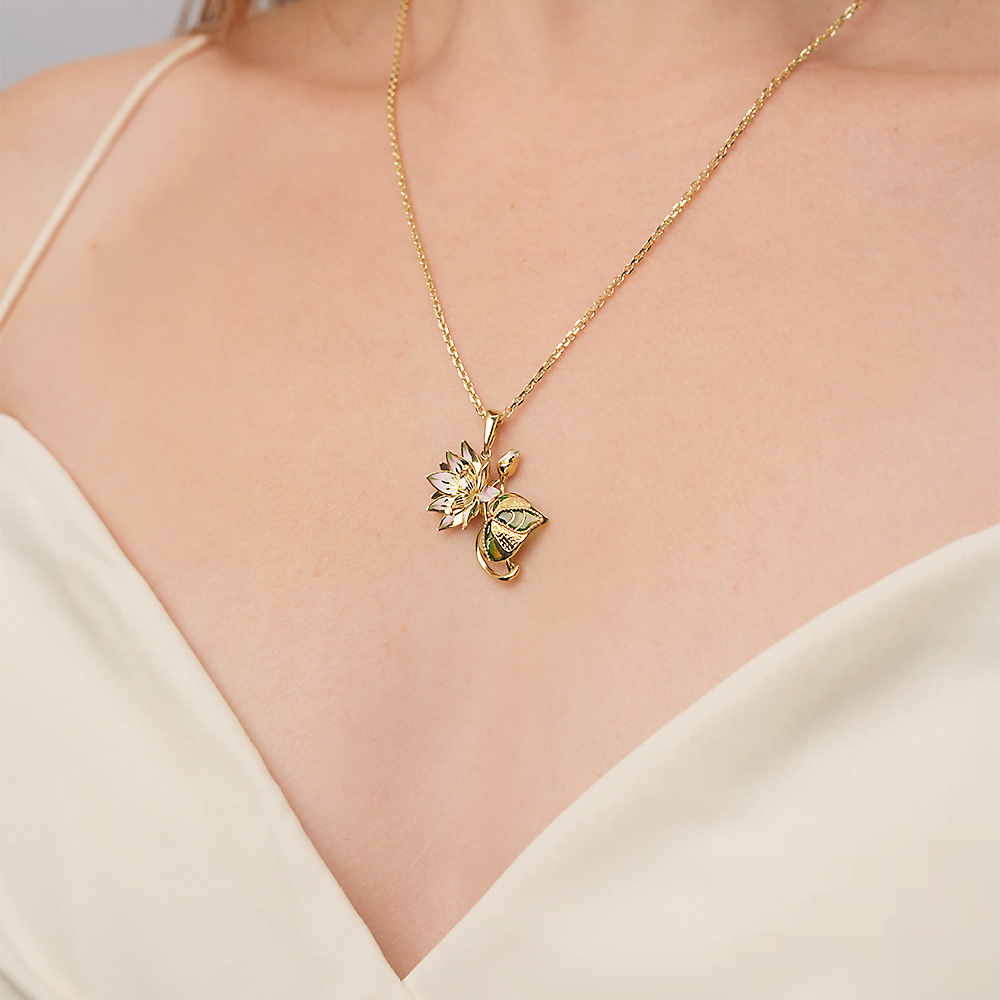 Подвеска «Лотос» из лимонного золота с эмалью