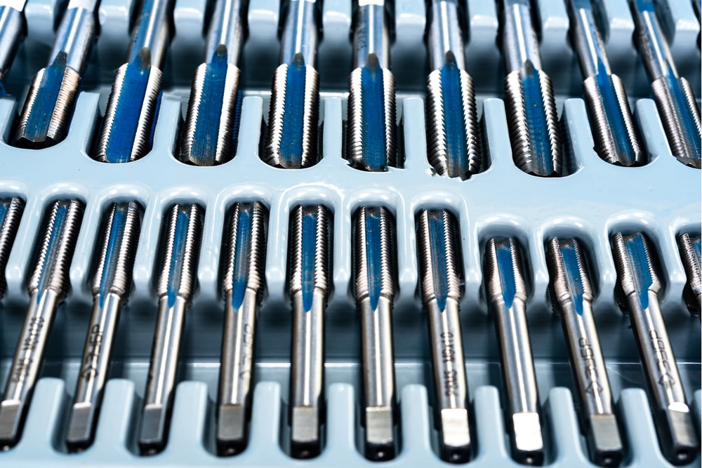 Набор метчиков и плашек ЗУБР 110 предметов, сталь Р6М5