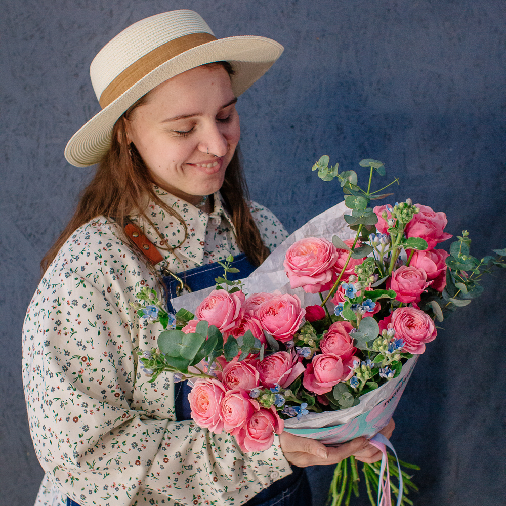 145. Выразительный яркий букет с кустовыми розами и оксипеталумом