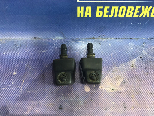 Форсунка омывателя фар правая / омыватель фары MITSUBISHI PAJERO 1990