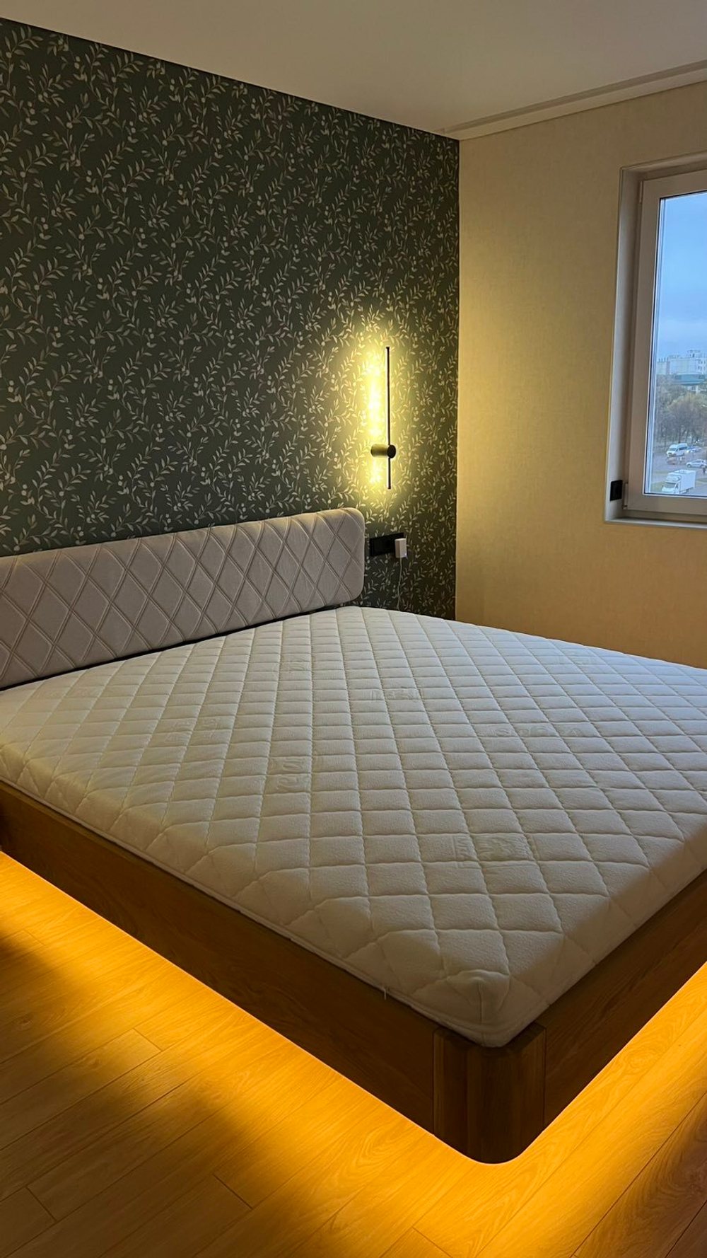 Кровать парящая дубовая Батерфляй + две интегрированные тумбочки