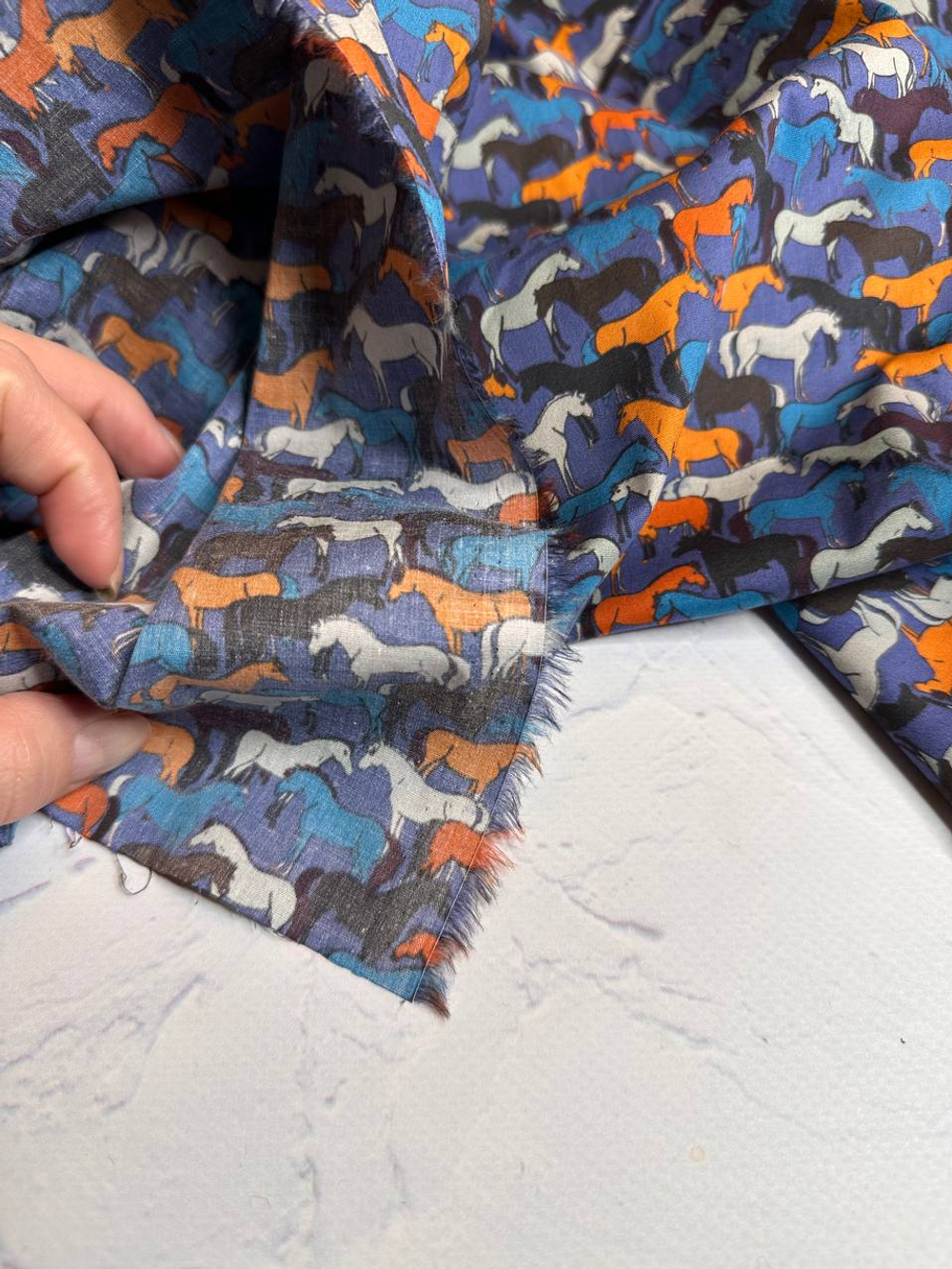 Блузочно-плательный поплин с рисунком (96%хлопок/4%эластан, Конный бунт на поле, 142, 92 гр/м2)