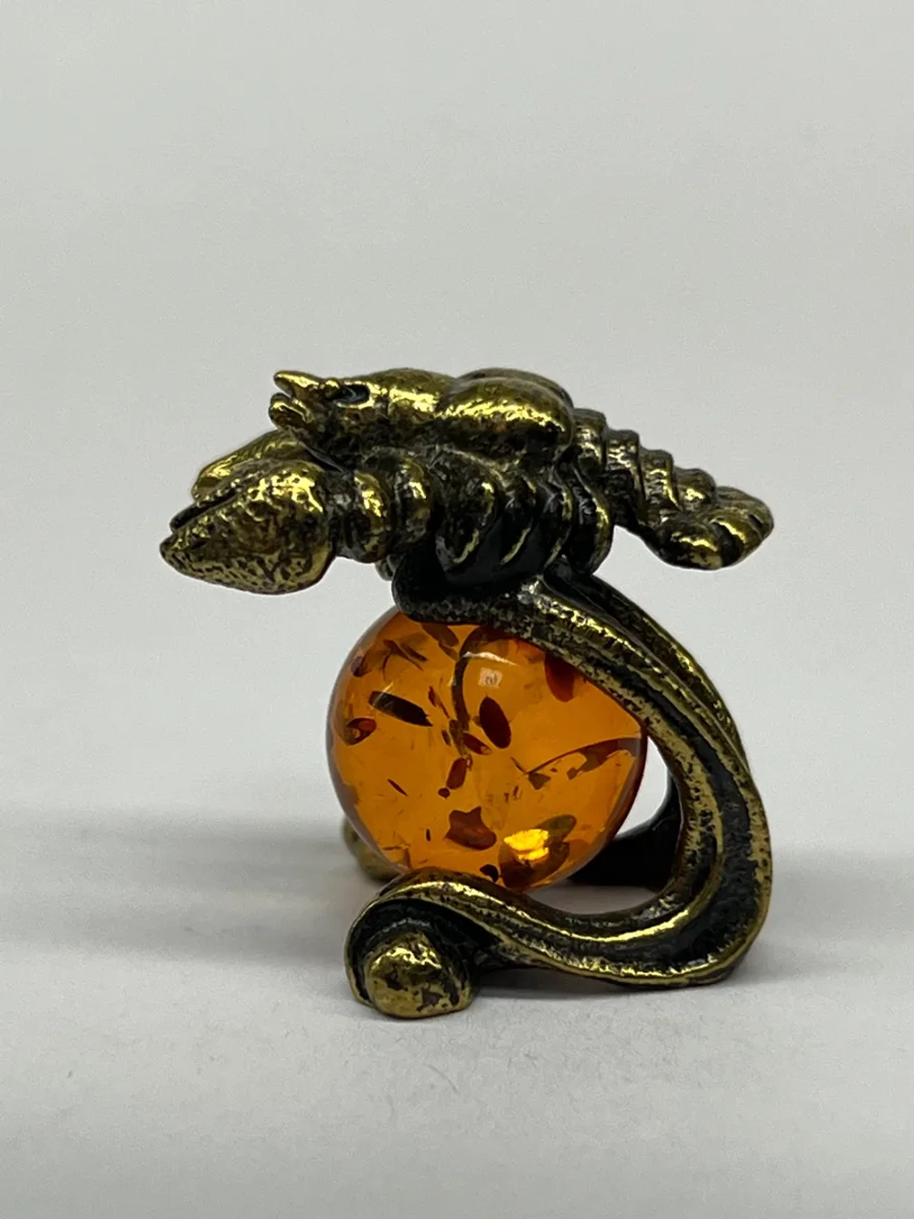 Бронзовая статуэтка на янтаре
