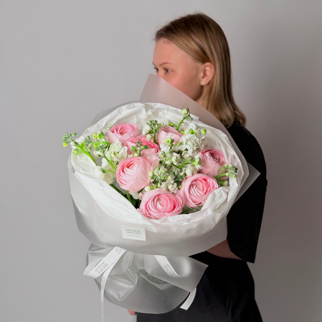 Букет из ранункулюсов и маттиолы Вуаль