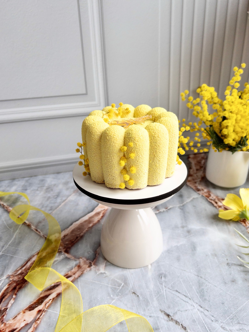 Мусовый торт с шоколадным покрытием велюр - Ромашка на 8 Марта (Манго-маракуйя)