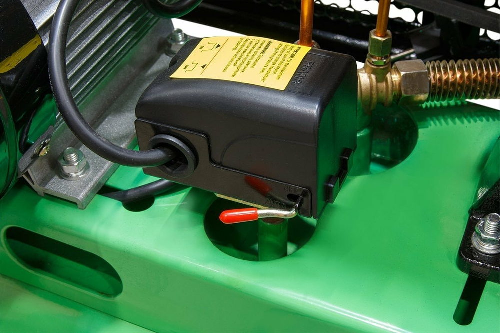 Масляный компрессор ECO "AE-1005-B1", мощность 2.2кВт, ресивер 100л