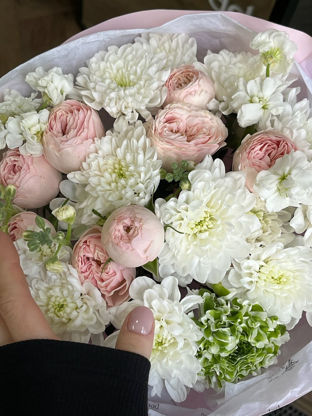 Букет сборный из кустовых пионовидных роз, хризантемы и ранункулюсов