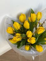 Букет из 15 желтых тюльпанов и форзиции