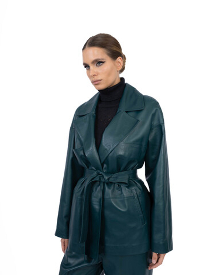 Женский тёмно-зелёный кожаный жакет с поясом