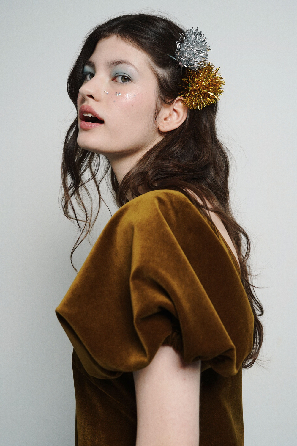 Платье с запахом на спине и рукавами-фонариками из бархата,"Оливки в мартини"