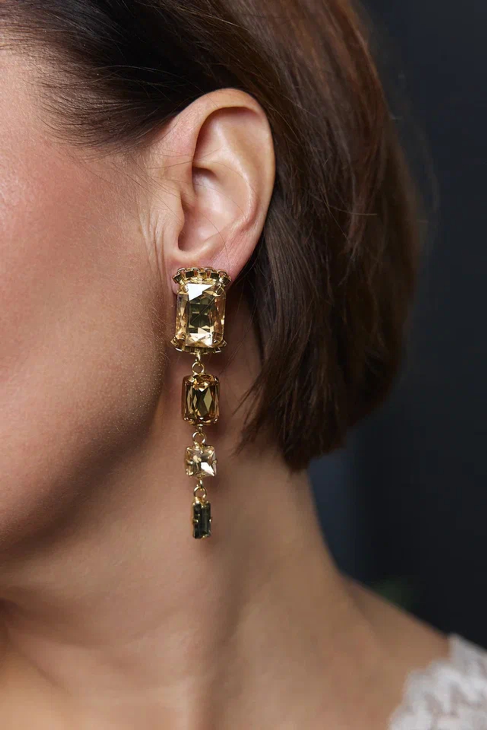 Серьги пусеты длинная дорожка из разных медовых кристаллов, оттенок золото антик