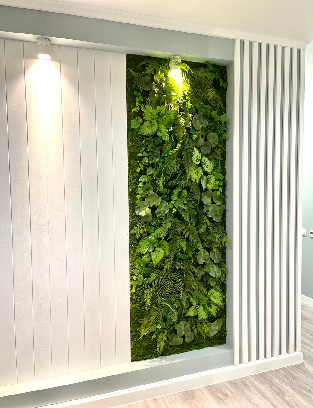 21.09. Панно из искусственного мха и растений.